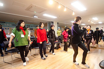 도봉구 생활문화지원센터 마루 정기 반상회에서 춤을 추고 있는 모습입니다.